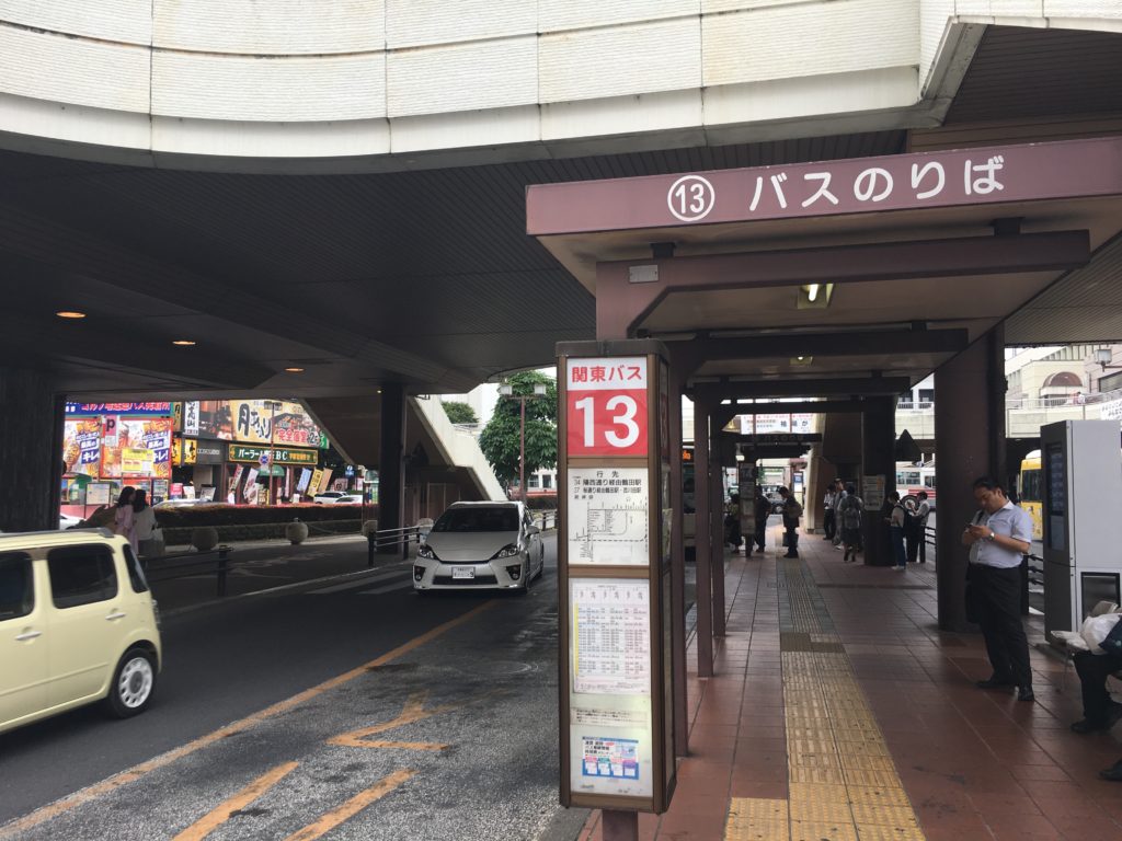 西野カナ　ライブ会場に向かうため宇都宮駅のバス停